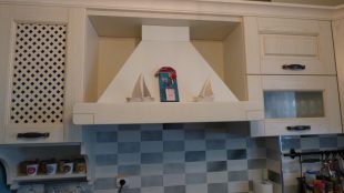 Επιπλα Κουζινας μασίφ πορτάκι Μοντέλο Olivia Απορροφητήρας 90 εκ.σε χρωματισμό της κουζίνας
